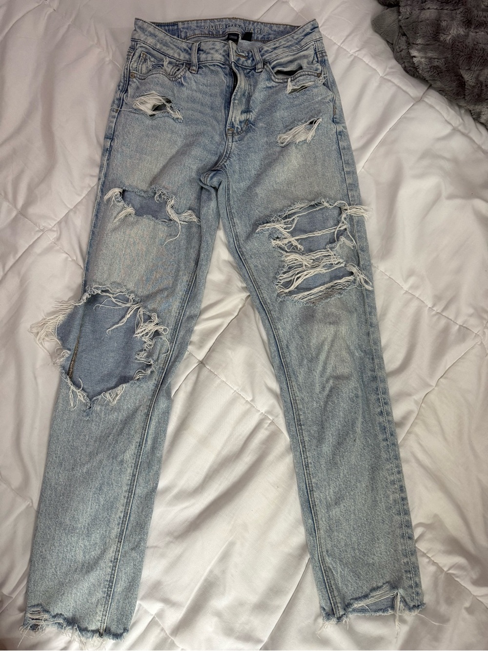 AE Strigid Ripped Mom Jean